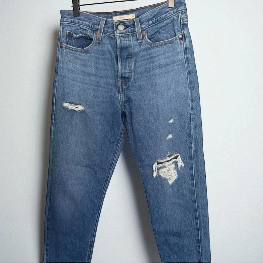 Levi's Wedgie Icon Ankle Medium Blue High-Rise Distressed Jeans - Picture 9 of 15